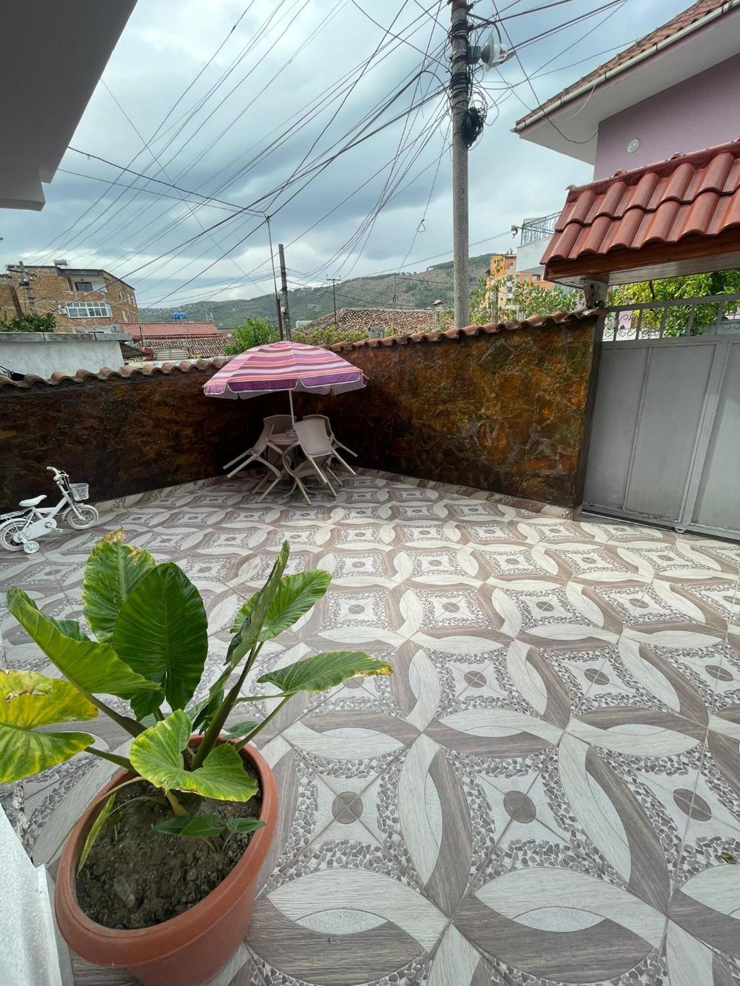 בראט Guesthouse Albi מראה חיצוני תמונה